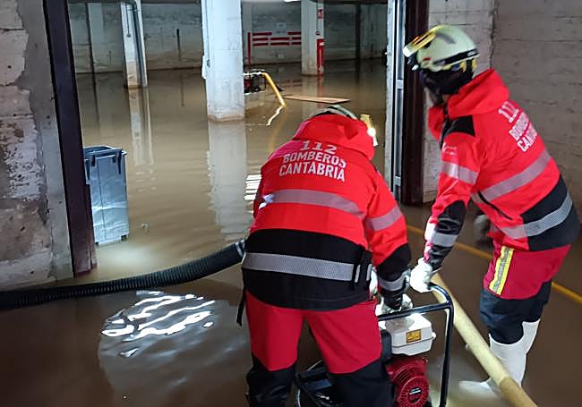 Los bomberos de Cantabria intervienen en un garaje inundado en San Vicente de la Barquera.