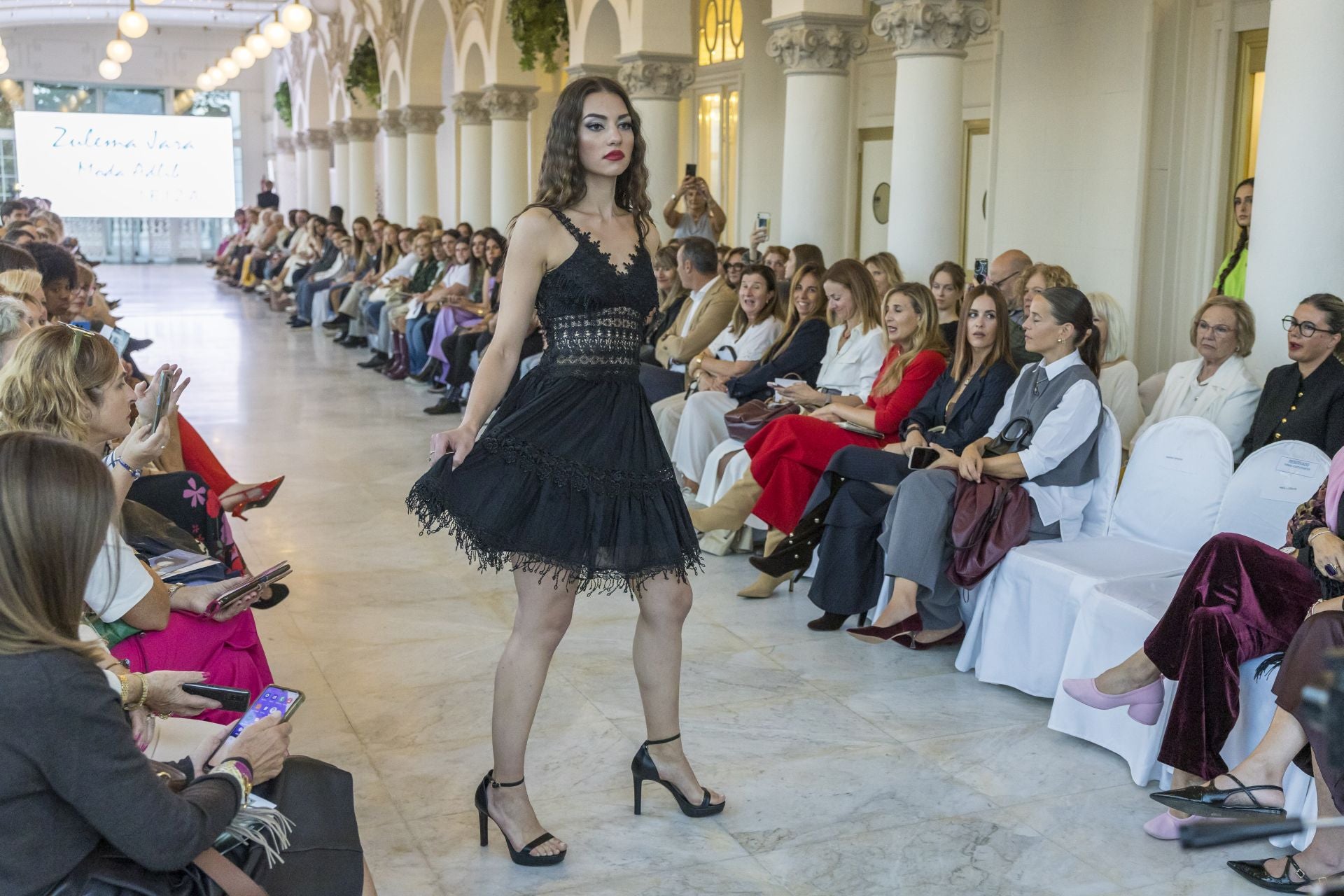Amelia Taran con un vestido corto de la colección de Zulema Jara.