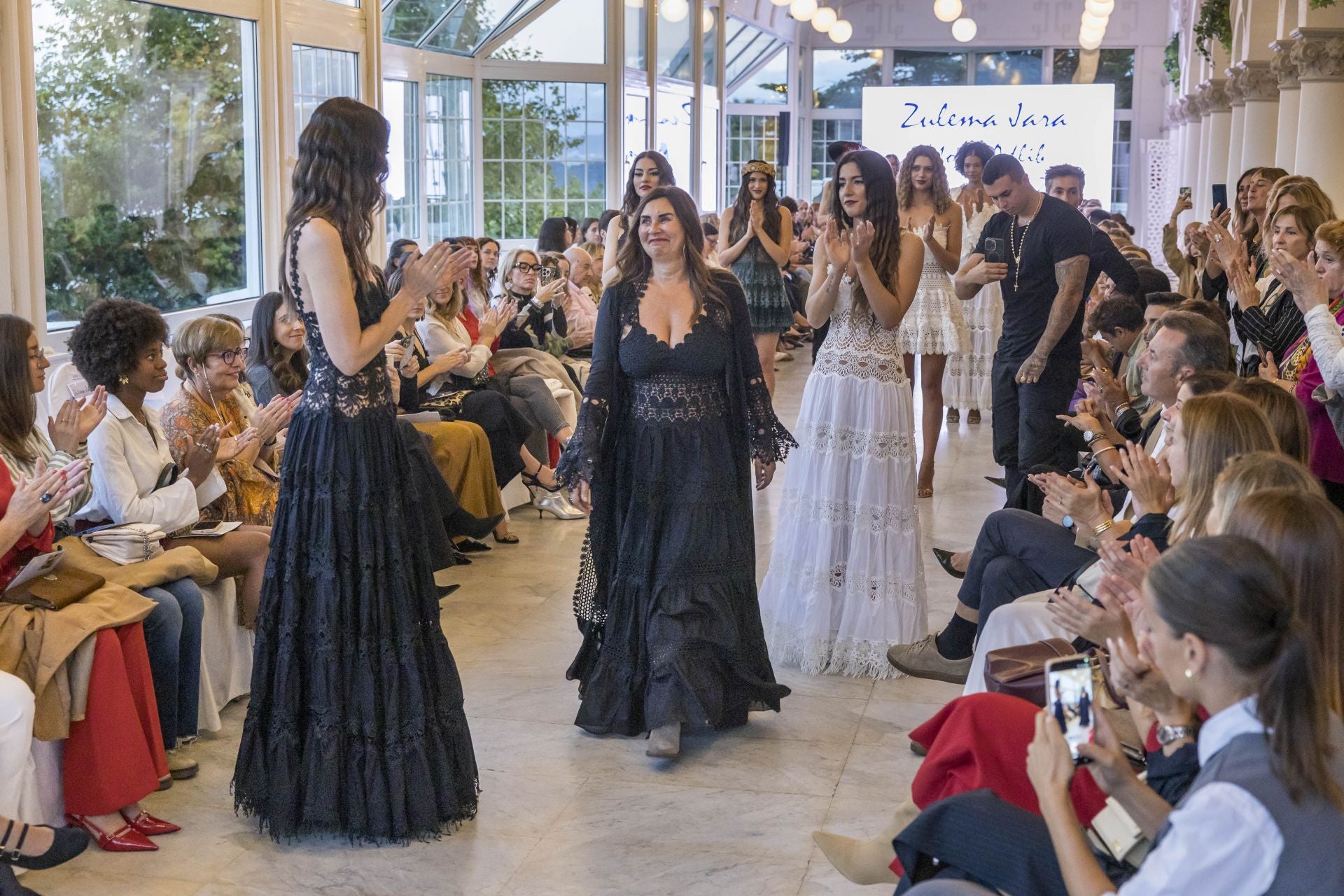Zulema Jara salió a saludar tras el carrusel final de las modelos.