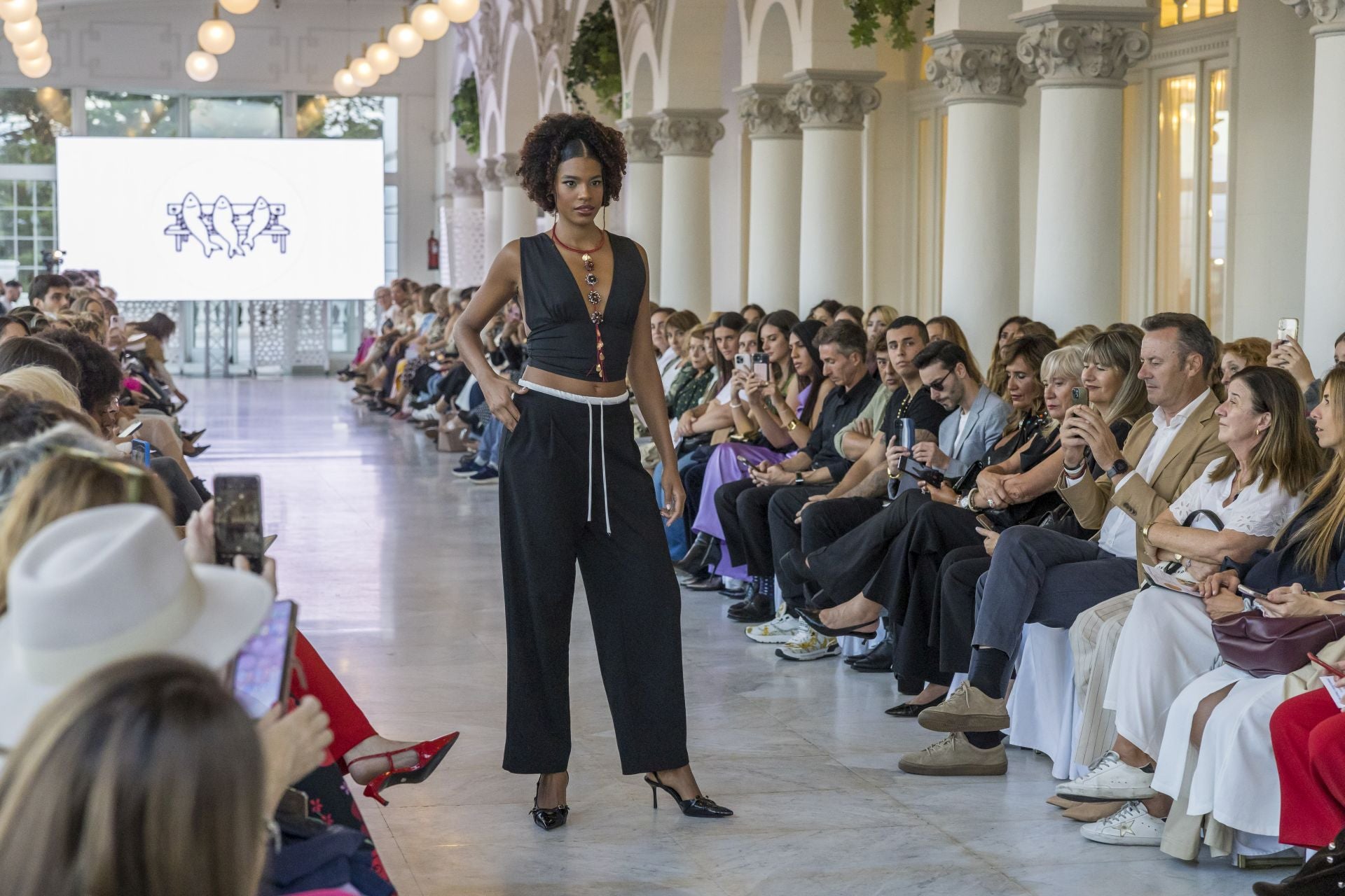 Catalina Castaño con un colgante en cascada diseñado por Claudia Arauz.