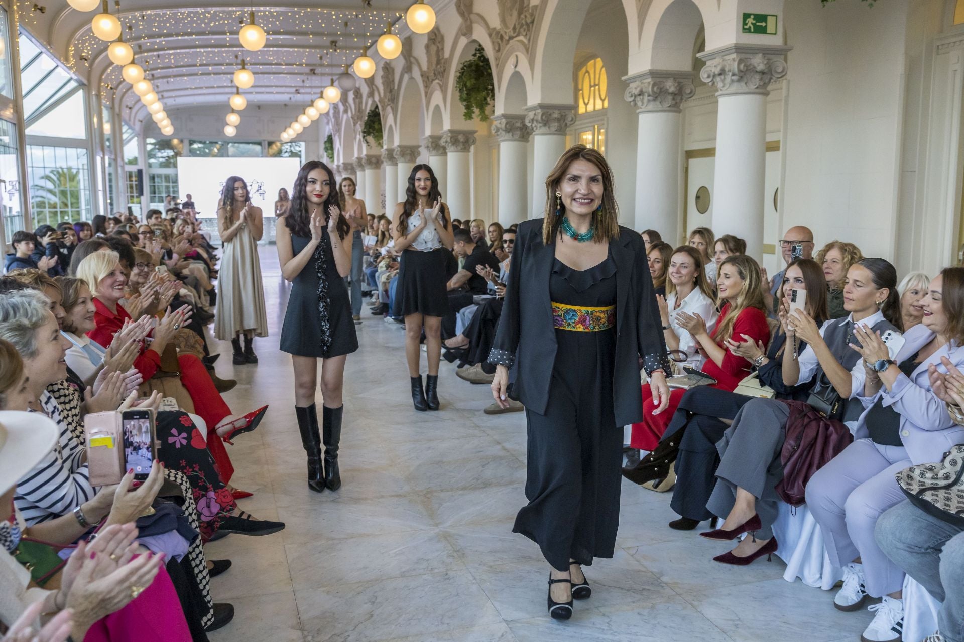 La maestra vidriera Claudia Arauz, de raíces ecuatorianas afincada en Suances, donde tiene el taller en el que trabaja para su firma Sardinucas.