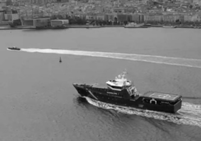 Así entró el buque oceánico Duque de Ahumada por la bahía de Santander.