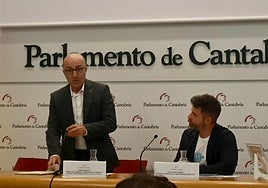 Josep Escartin, defensor de Sabadell y Julio David García, gestor de Nueva Vida, en la ponencia del Parlamento de Cantabria