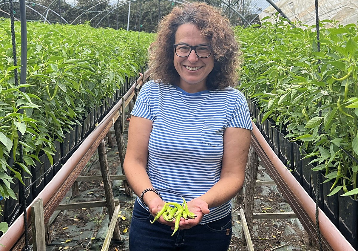 Arancha Álvarez Prieto, mostrando algunas de las piparras que su familia cultiva y produce en Soto de la Marina.
