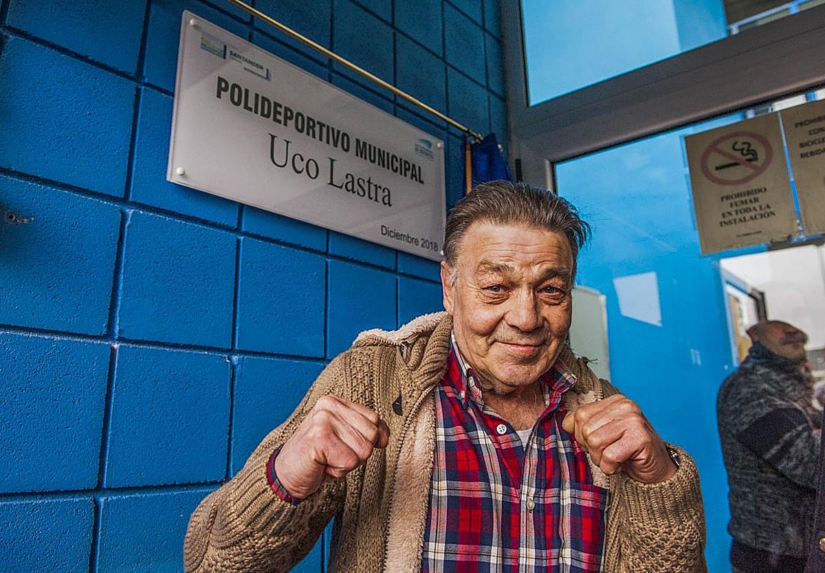 Frente al pabellón polideportivo que lleva su nombre en Cueto, en el Barrio Bellavista.