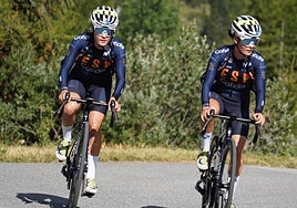 Lucía y Laura Ruiz,con el maillot de la selección española.