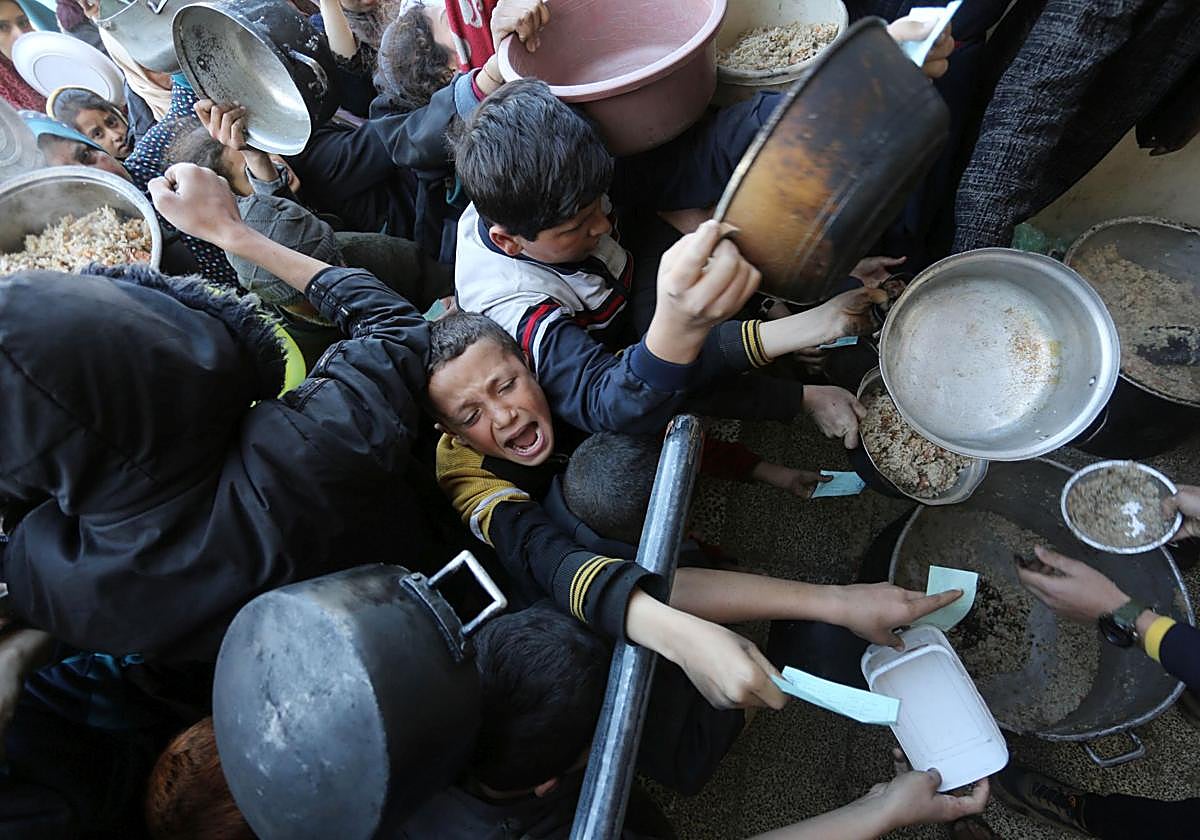 Colas del hambre en Gaza, febrero de 2024. La hambruna ha sido confirmada en la ciudad de Gaza, una crisis provocada deliberadamente por decisiones del Gobierno israelí