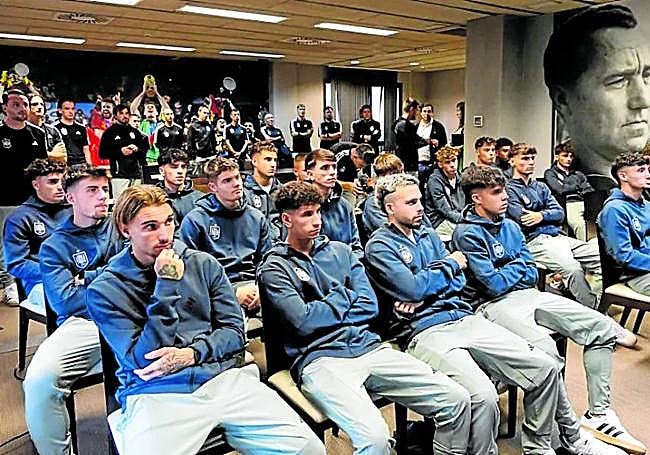 Los internacionales sub 20, antes de partir hacia Chile, con Peio Canales en la segunda fila.