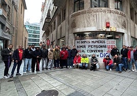 Concentración de trabajadores de DIGI este miércoles en Santander, en el segundo día de huelga.