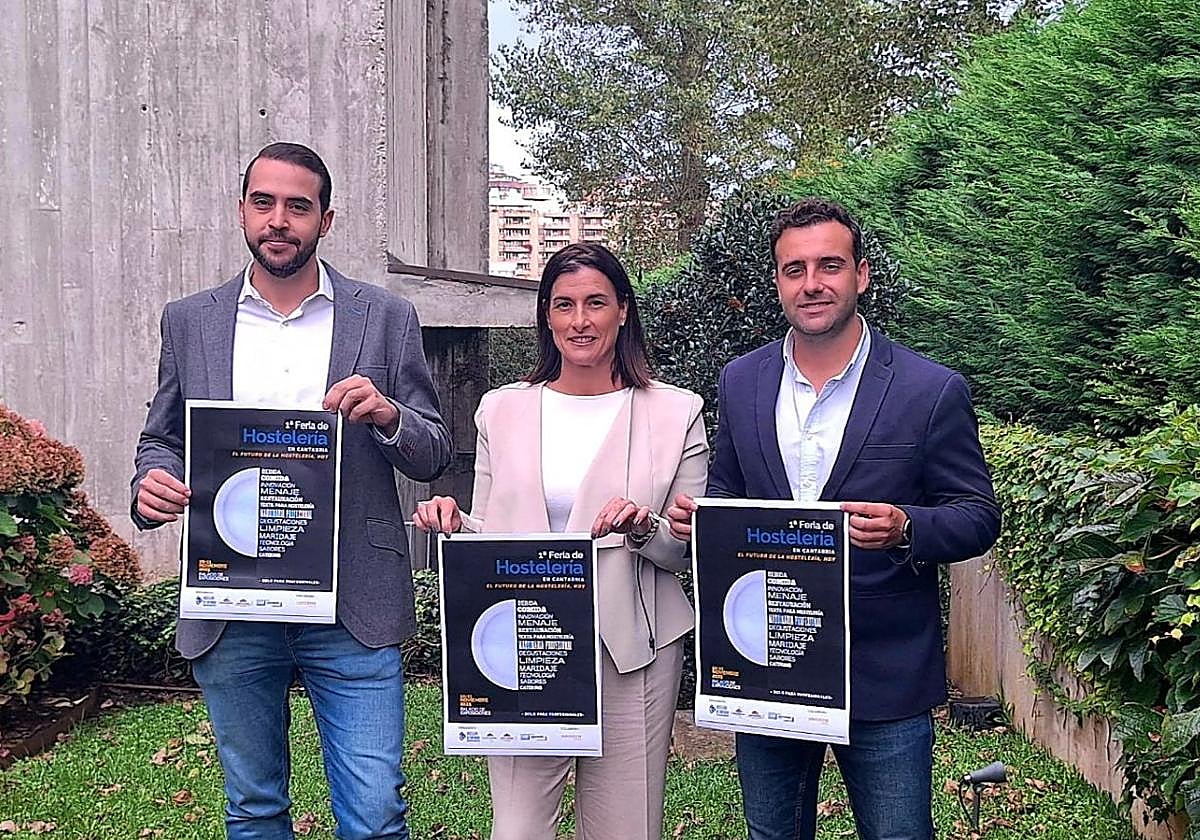 El presidente de la Asociación Empresarial de Hostelería de Cantabria, Eduardo Lamadrid; la alcaldesa de Santander, Gema Igual, y el concejal de Turismo, Fran Arias, presentan la I Feria Profesional de Hostelería.