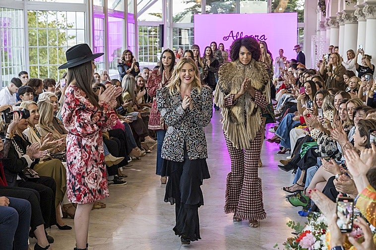 Carrusel final de las modelos con la diseñadora santanderina Paula Alegría, que presentó su colección 'Equilibrium'.