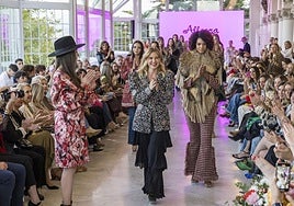 Carrusel final de las modelos con la diseñadora santanderina Paula Alegría, que presentó su colección 'Equilibrium'.