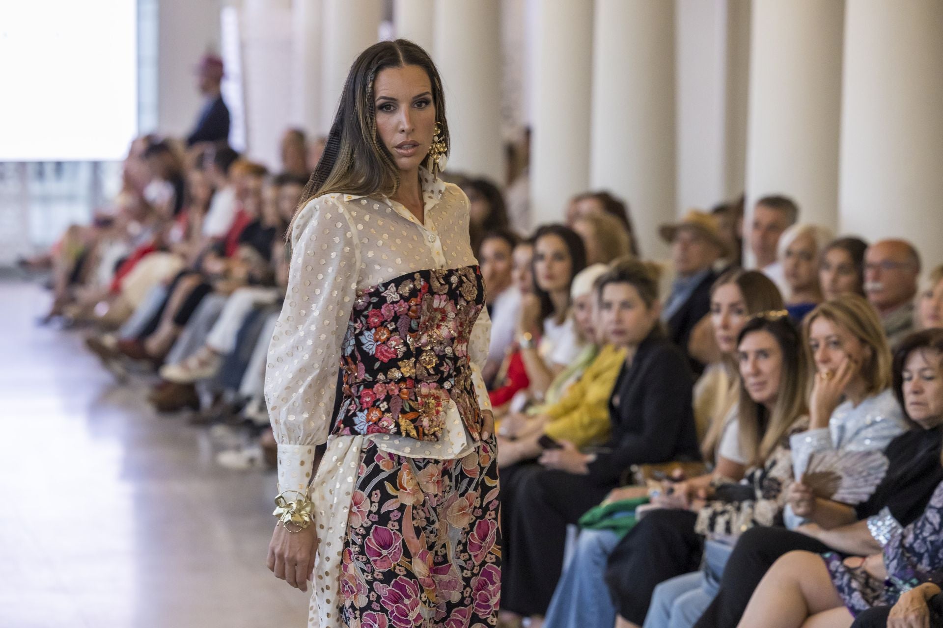 Lucila Fernández con un conjunto de tres piezas de Leyre Doueil.