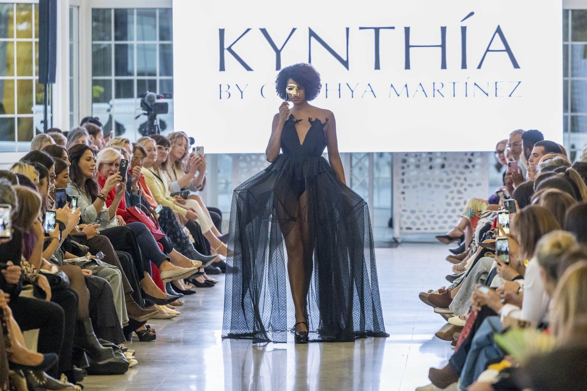 Catalina Castaño abrió el desfile de la joven diseñadora asturiana Cinthya Martínez para su firma Kynthía.