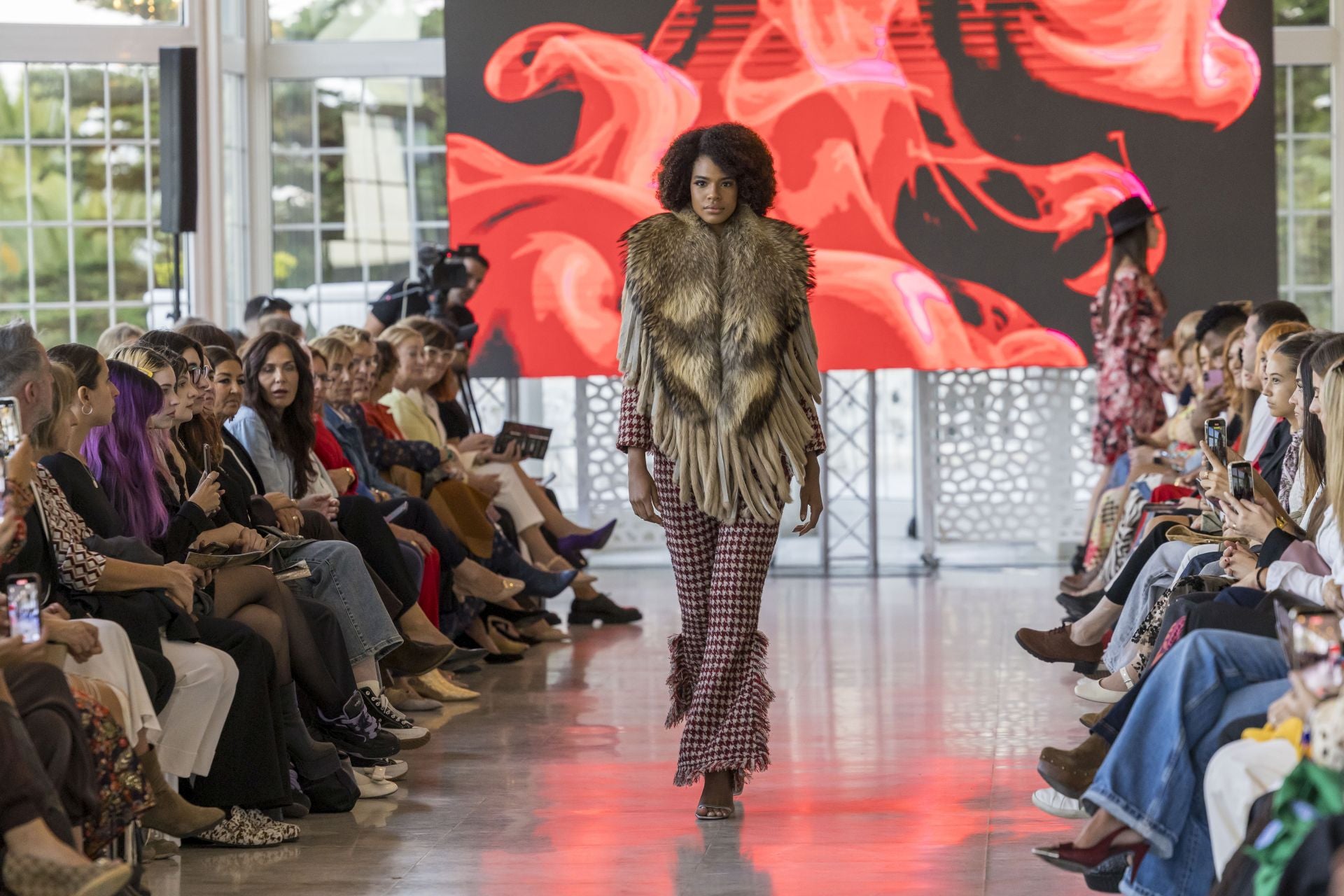 Catalina Castaño, con uno de los abrigos y trajes de Allegra.