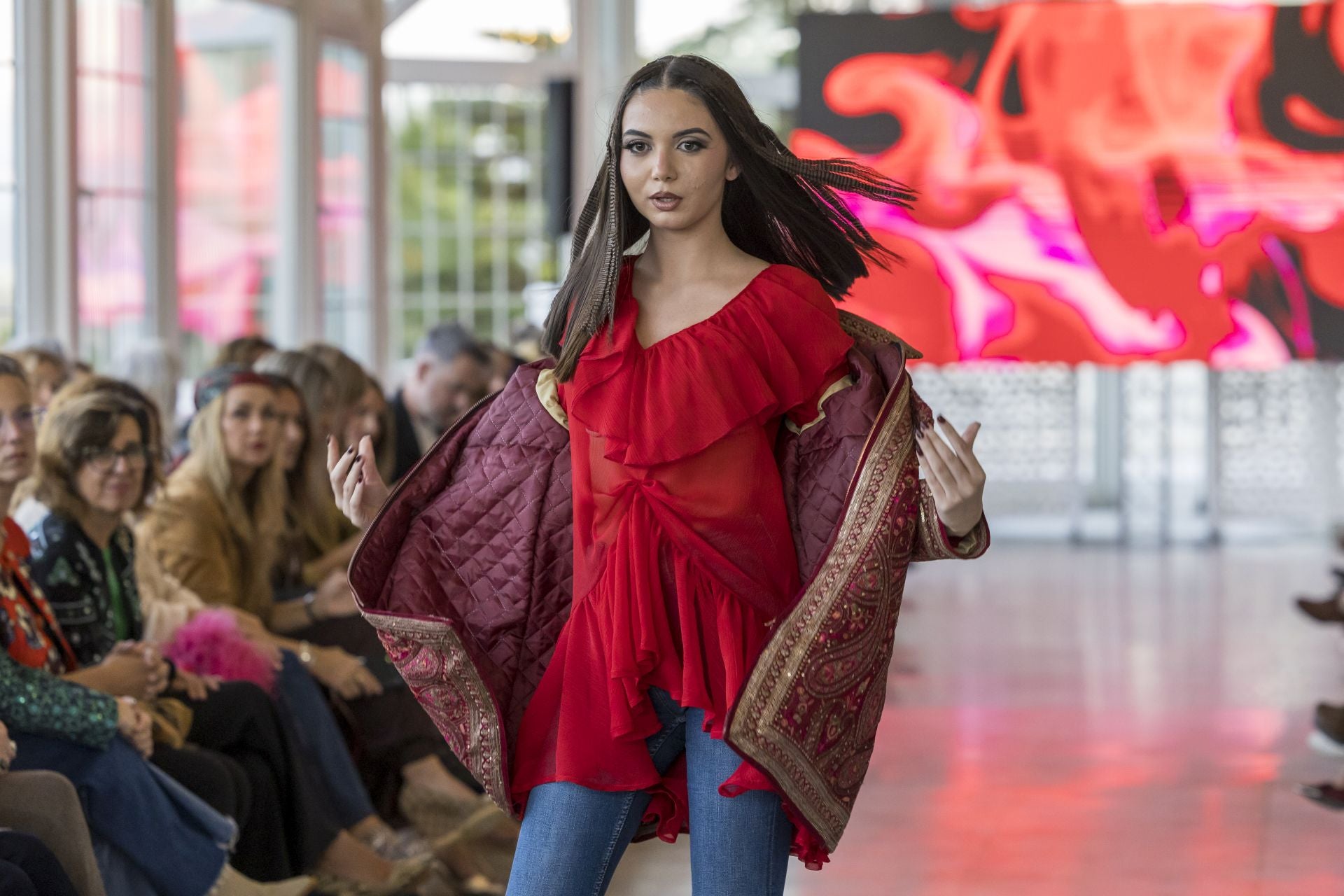 María Ruiz, con abrigo y cuerpo de Allegra.
