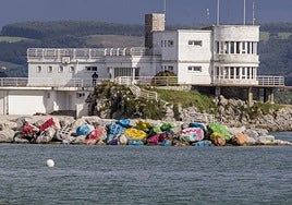 Las pintadas vandálicas de colores han cambiado el paisaje del espigón construido en la playa de La Magdalena.