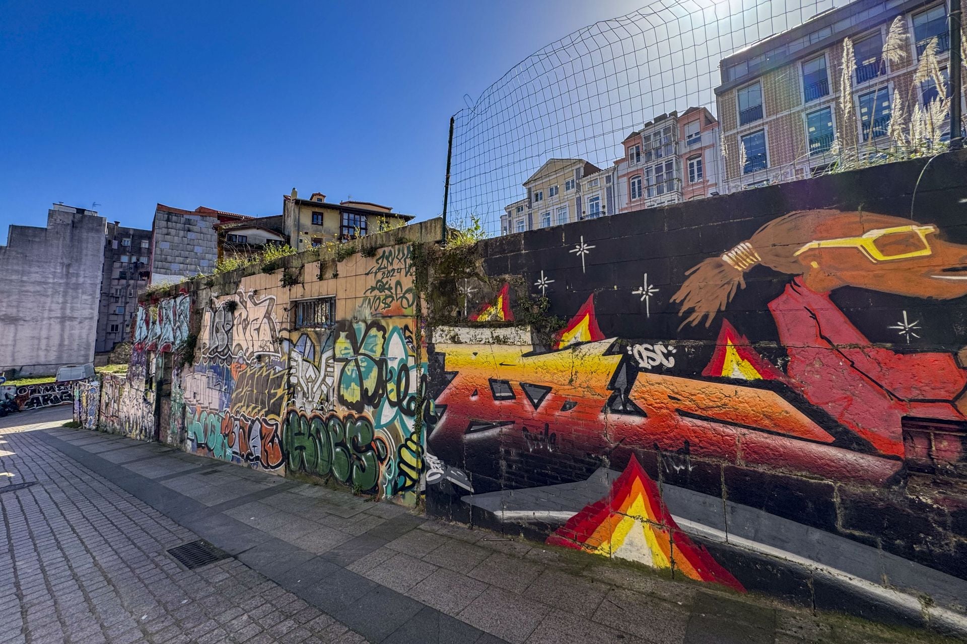 El Cabildo de Arriba, muy próximo al Ayuntamiento de Santander, acumula pintadas.