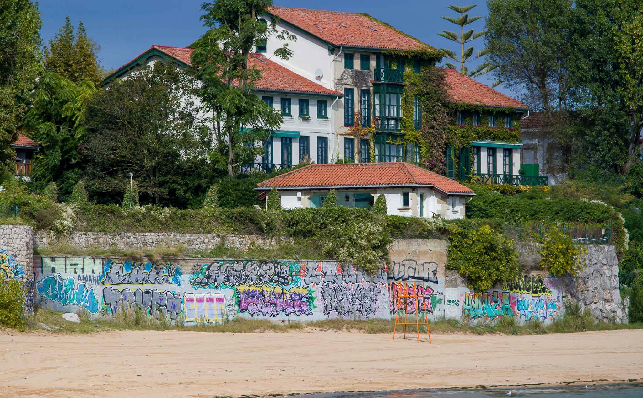 Numerosos grafitis en los muros de la Playa de La Magdalena.