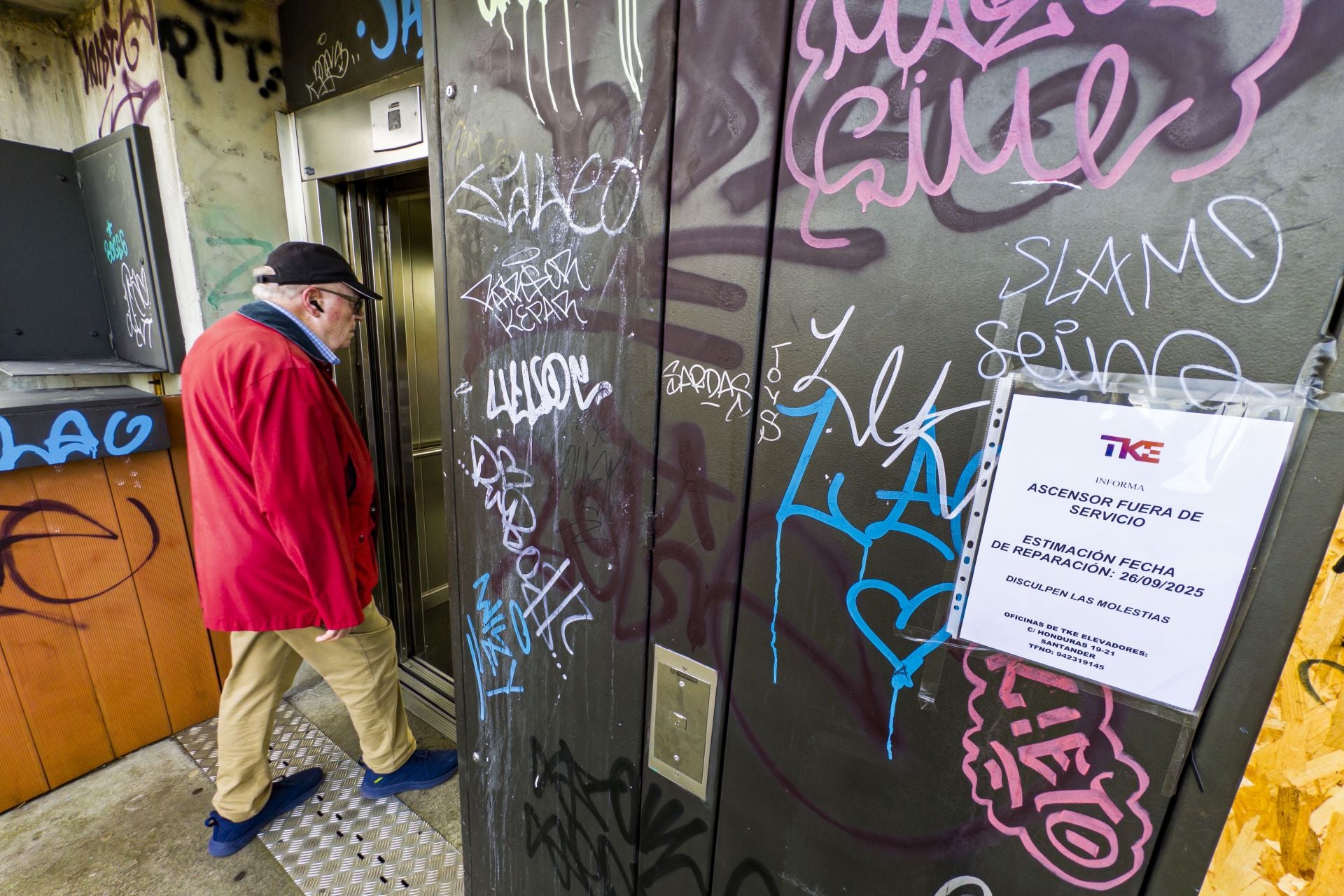 La zona de los ascensores de calle Alta no se libran de los actos vandálicos.