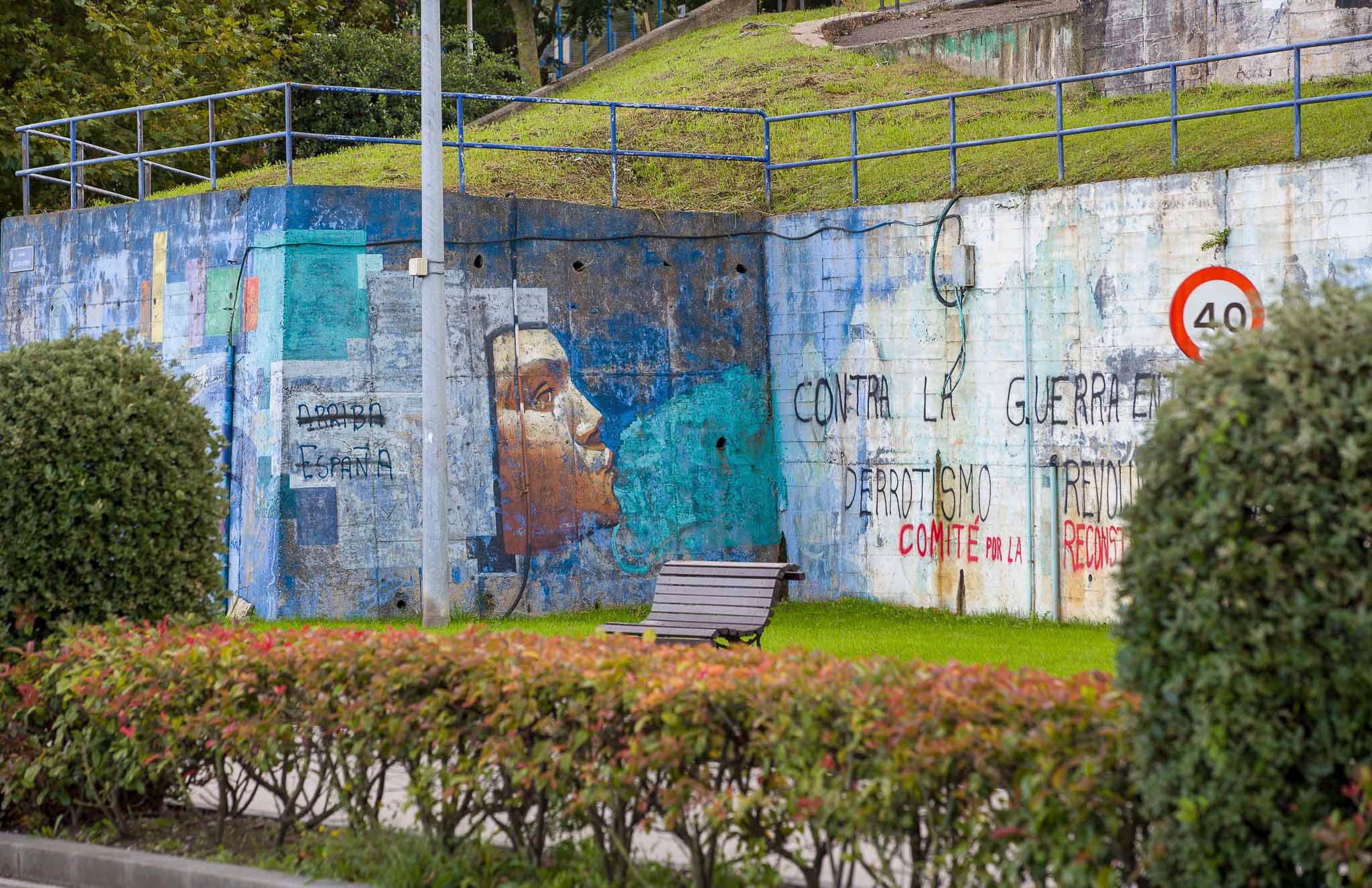 La Avenida de Los Castros cuenta con muchas paredes pintadas.