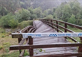El puente torcido de Muñorrodero cerrado al paso con cinta policial.