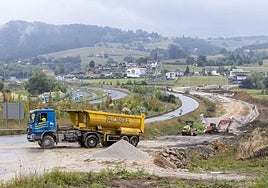 Las máquinas trabajan en la variante de Sarón, una de las obras en marcha.