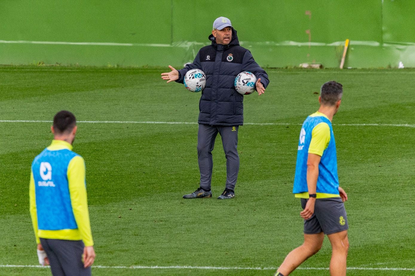 José Alberto da instrucciones a sus futbolistas durante un lance de la sesión. 