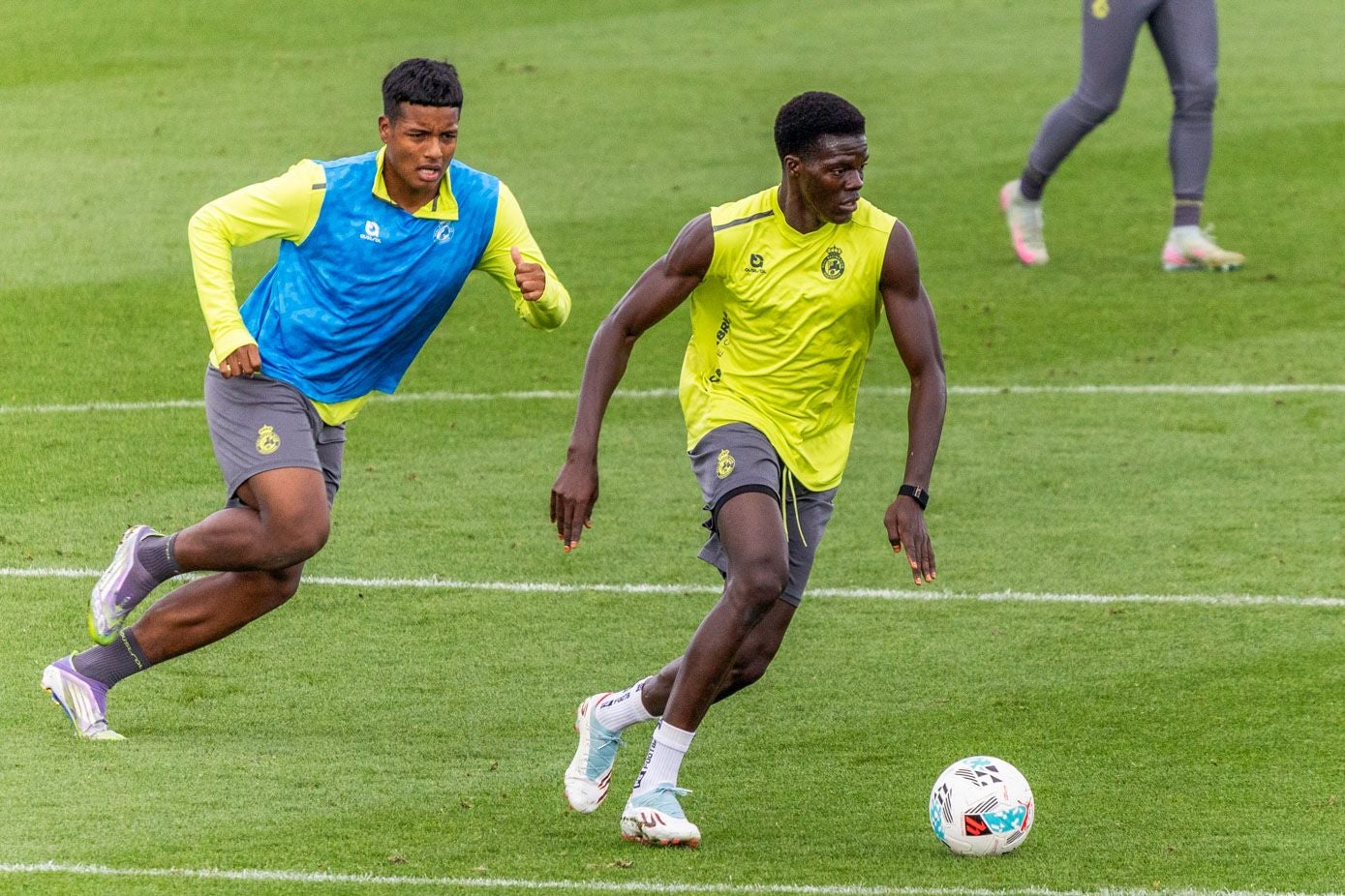 Jeremy persigue a Maguette Gueye, que este miércoles completó la sesión con normalidad. 