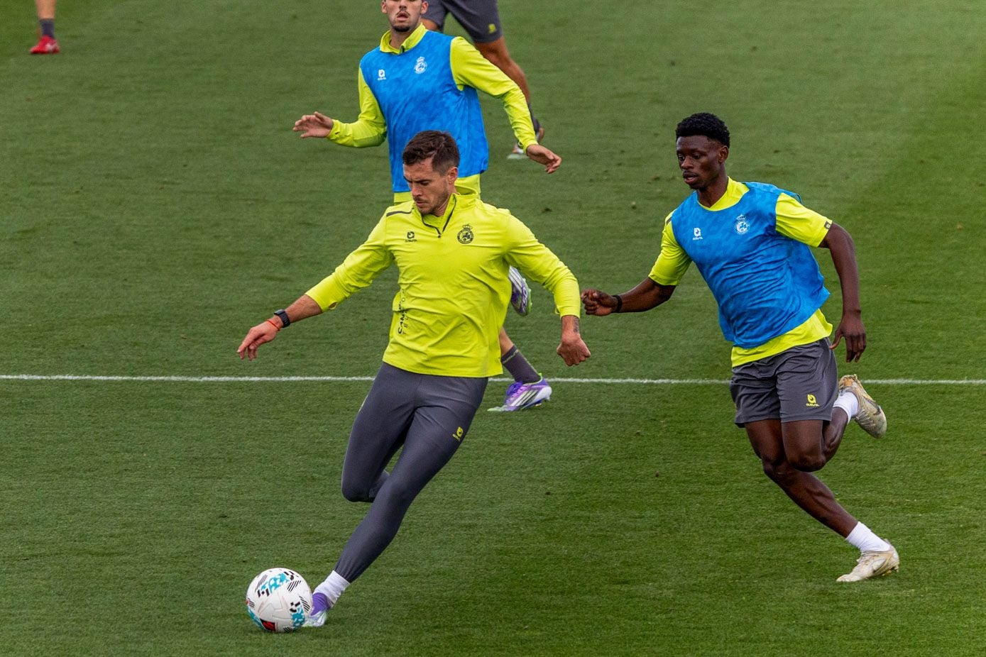 Suleiman Camara presiona a Clément Michelin. 