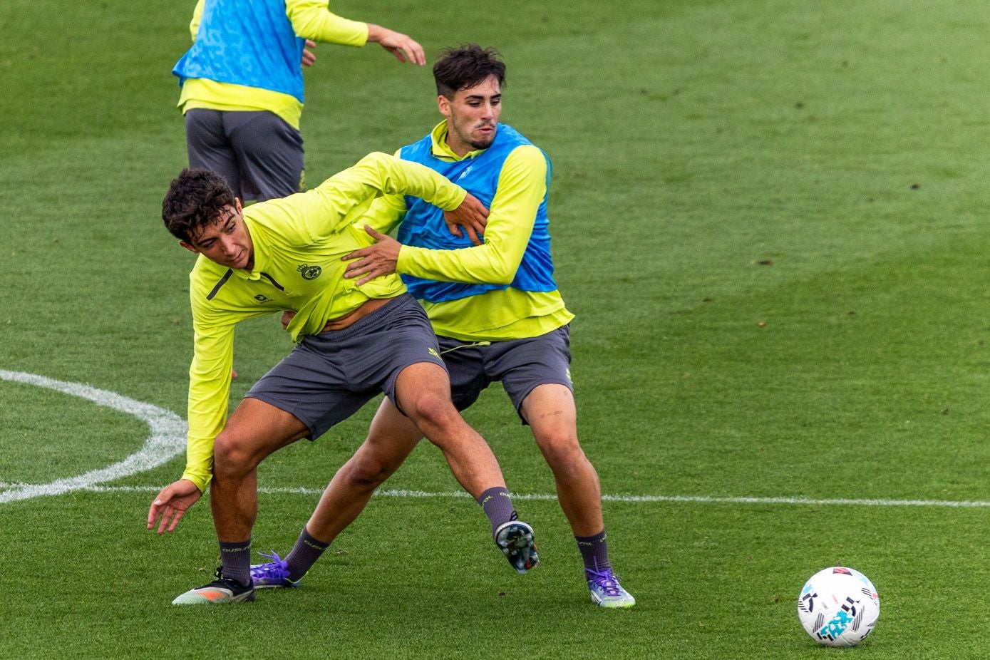 Santi Franco, con peto azul, agarra a Sergio Martínez. 