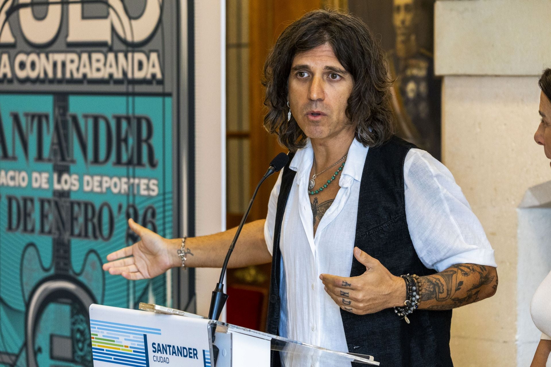 Rulo, durante la presentación del directo, habla del concierto que ofrecerá en Santander el 17 de enero.