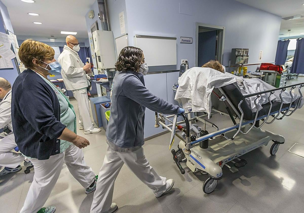 Los celadores que han pedido traslados se moverán de puestos la próxima semana.