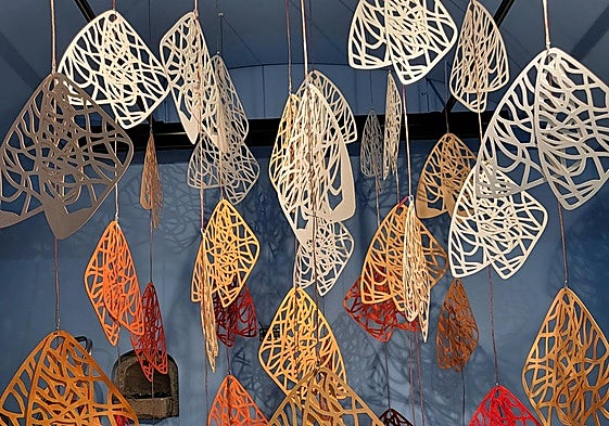 Detalle de la instalación 'Por el aire estremecido'.