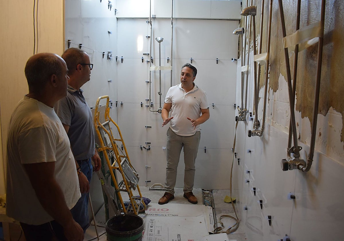 Representantes municipales visitan las instalaciones.