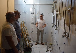 Representantes municipales visitan las instalaciones.