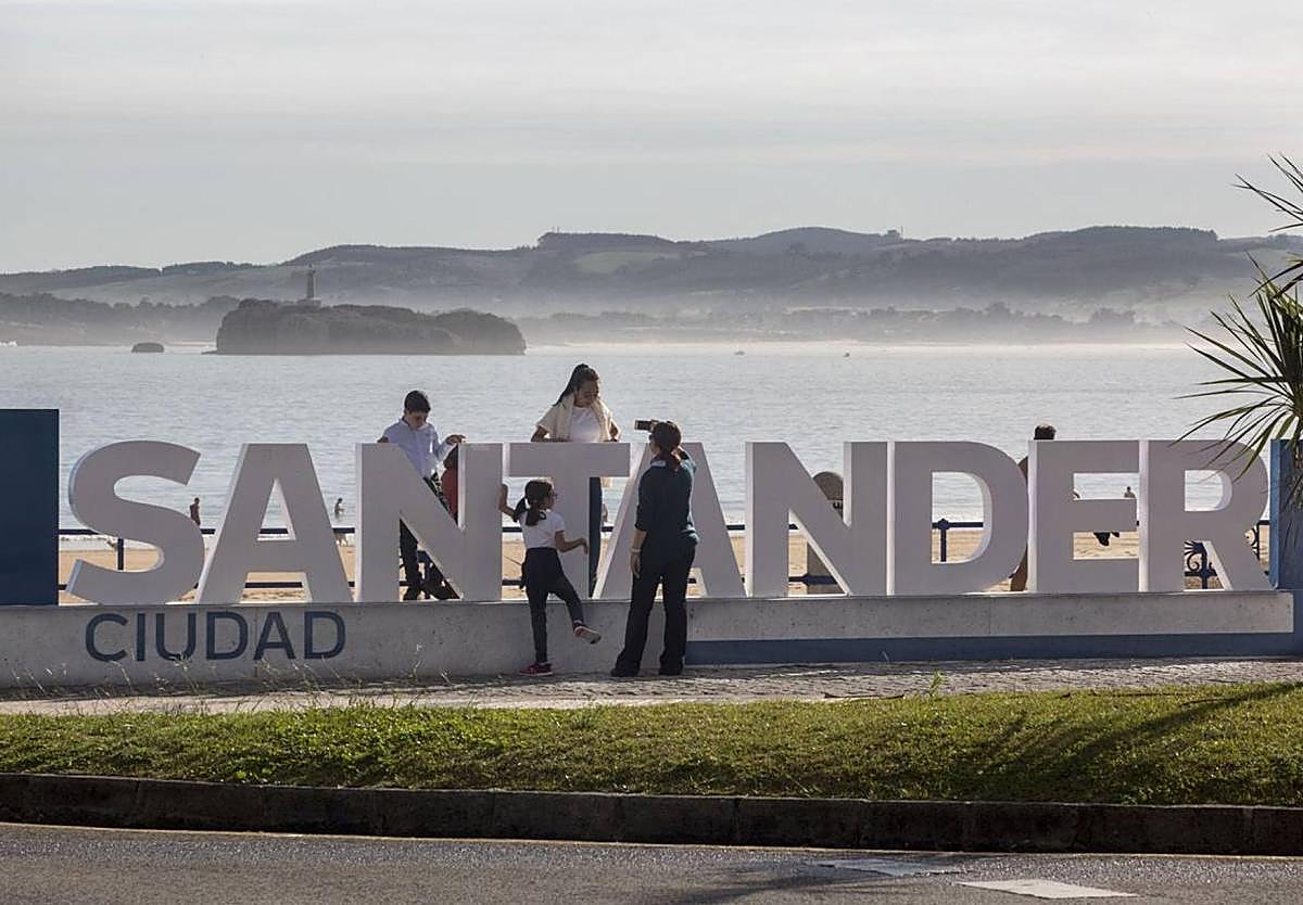 Cartel con las letras de 'Santander'colocado frente a la segunda playa de El Sardinero.