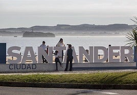 Cartel con las letras de 'Santander'colocado frente a la segunda playa de El Sardinero.