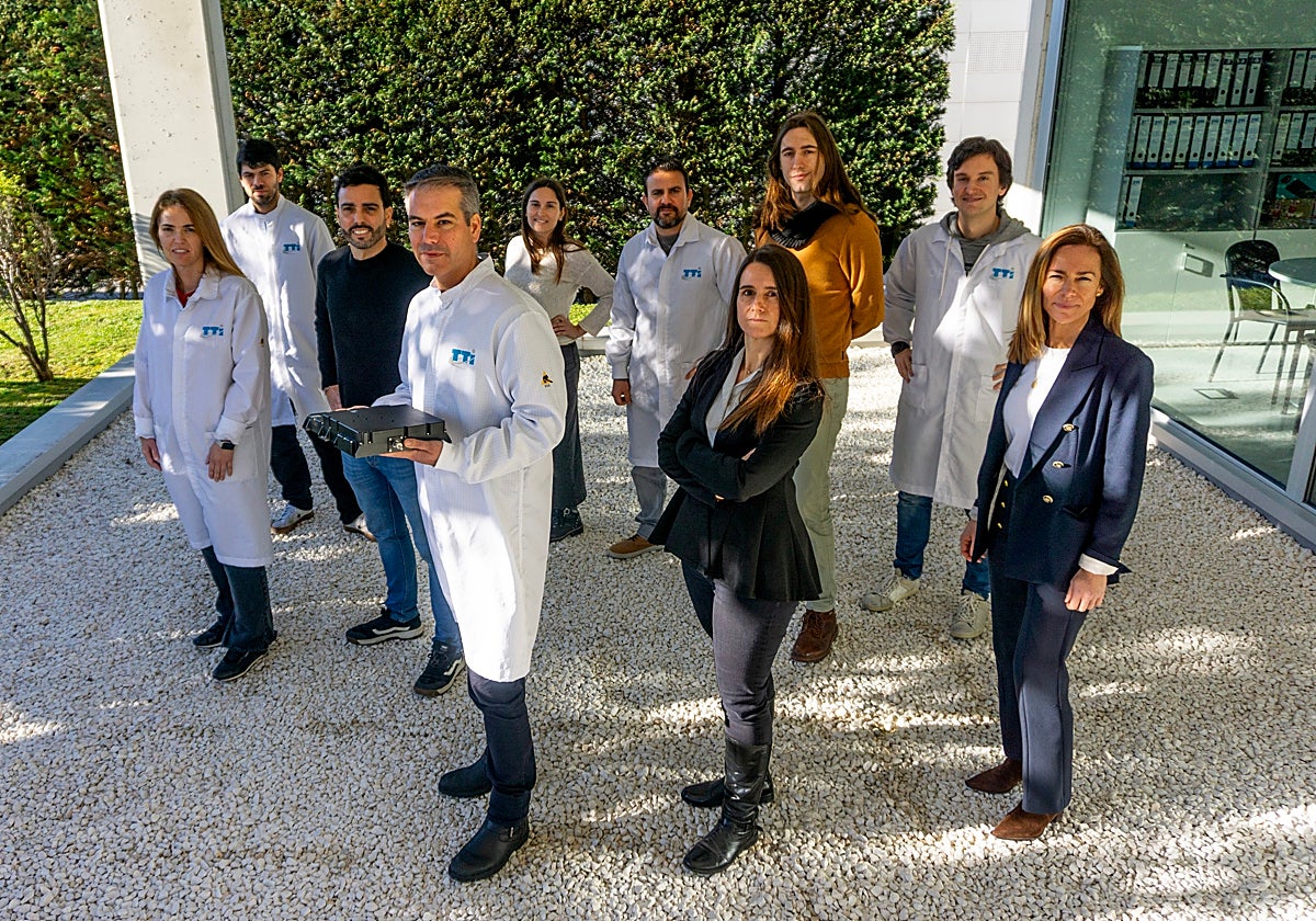 Equipo de Celestia TTI que diseñó y fabricó los amplificadores en banda UHF del dúo de satélites SpainSat NG.