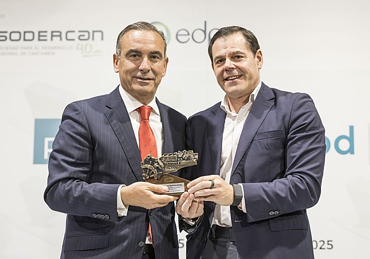 Manuel Iturbe entrega el Premio Empresario del Año a Alberto Martínez Lebeña (derecha).