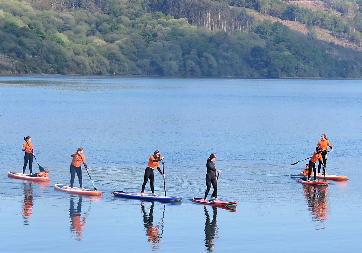 Los participantes se subirán a la tabla de paddle surf para conocer el embalse de Palombera desde otra perspectiva.