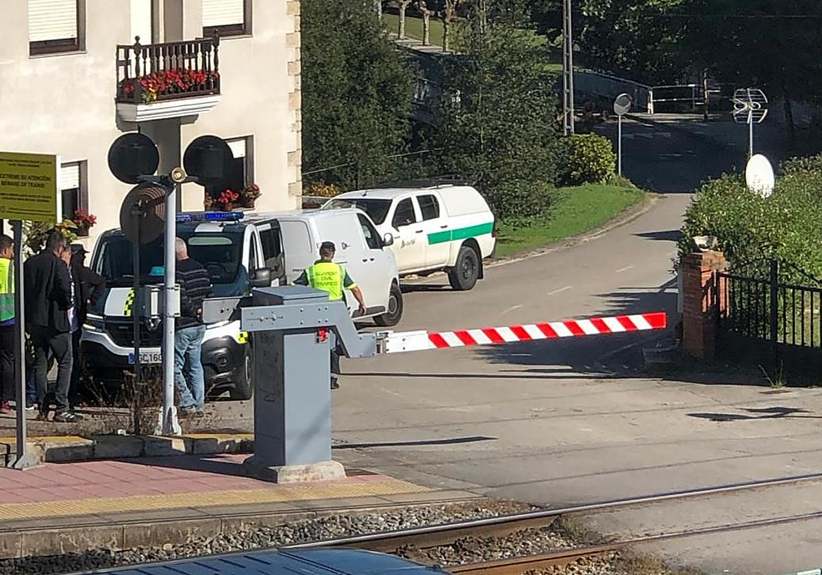 Agentes de la Guardia Civil, en el paso a nivel de Mar, donde se ha producido el accidente.