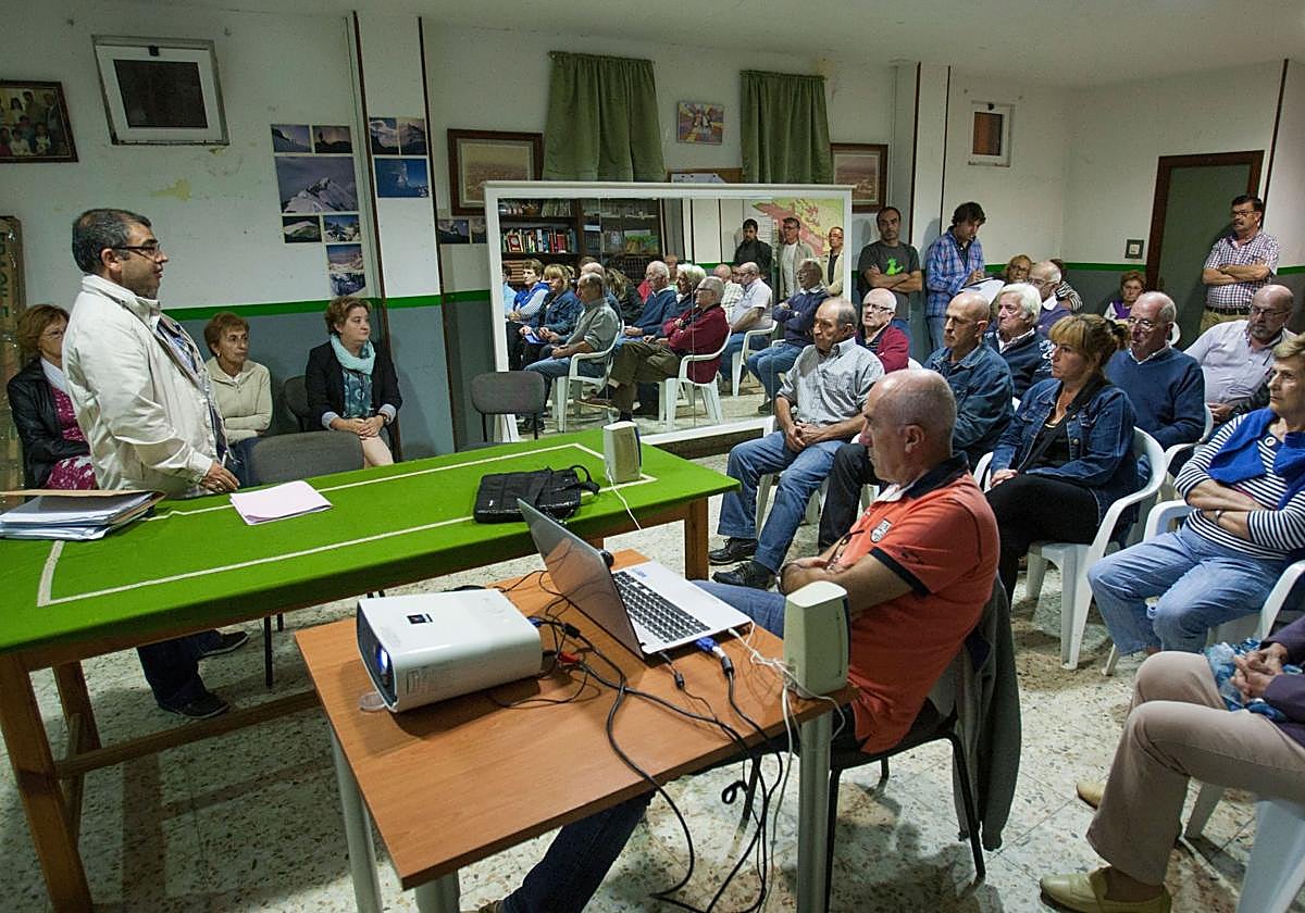 Reunión de la Asociación de Vecinos de Cueto en su sede, cuando Santiago Sierra (de pie y con chaqueta blanca), aún era presidente.