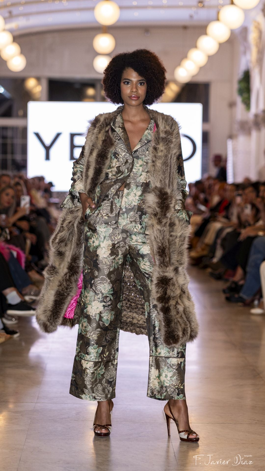 Catalina Castaño con abrigo y traje de YES50, la firma asturiana que, desde Sotrondio, combina elegancia y modernidad.