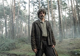 Eduardo Noriega, en una escena de la serie de 'The Walking Dead: Daryl Dixon', spin-off de 'The Walking Dead'. Norman Reedus y Romain Levi con el equipo de rodaje de uno de los episodios de la cuarta temporada en Bilbao.