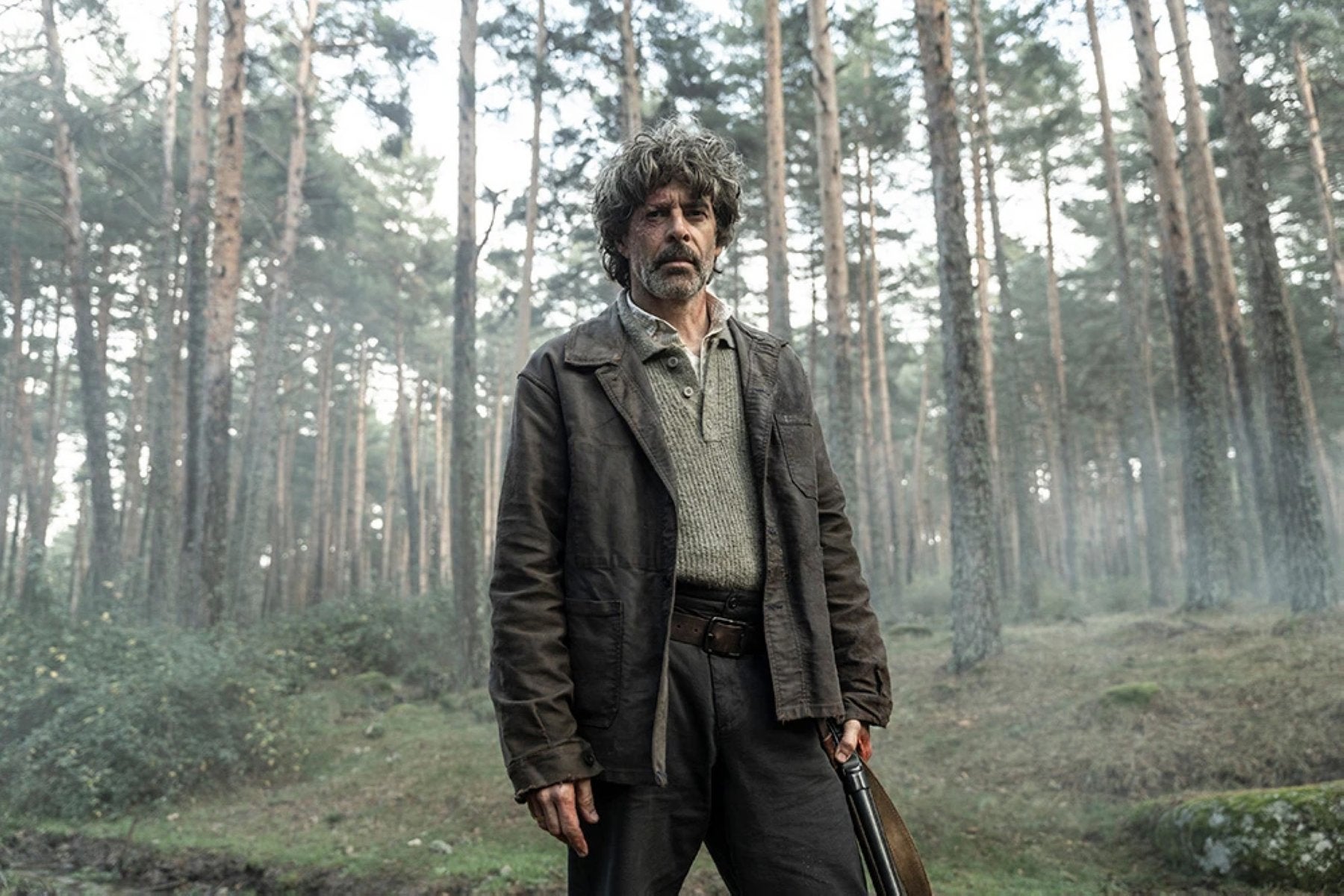 Eduardo Noriega, en una escena de la serie de 'The Walking Dead: Daryl Dixon', spin-off de 'The Walking Dead'. Norman Reedus y Romain Levi con el equipo de rodaje de uno de los episodios de la cuarta temporada en Bilbao.