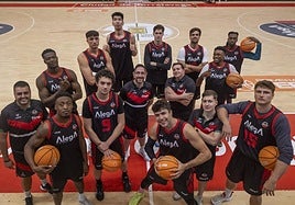 Plantilla y cuerpo técnico del Alega posan en el Vicente Trueba.