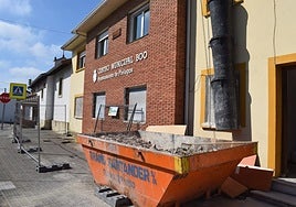 Aspecto exterior que presentan estos días los dos edificios que están siendo rehabilitados en Boo.