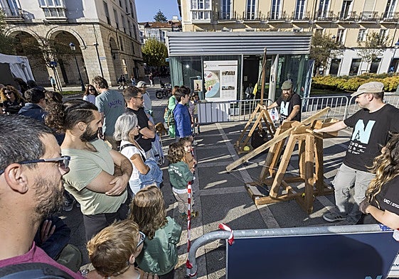 Expectación en torno a la catapulta del grupo de investigación de la UC sobre Fronteras de Tierra y Mar en la Edad Media .