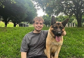 Pablo Parcha posa junto a su mascota.
